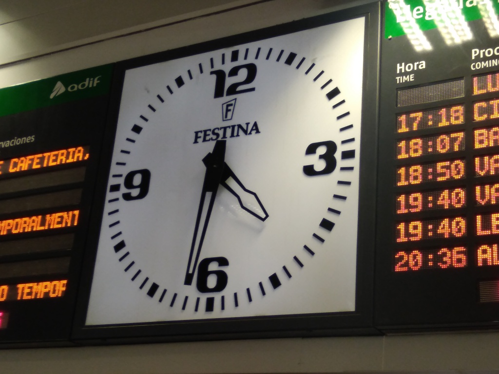 Reloj ferroviario, estación de tren de Chamartín (Madrid, España).